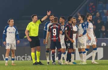 López Toca expulsa a León (Tenerife) a falta de diez minutos.