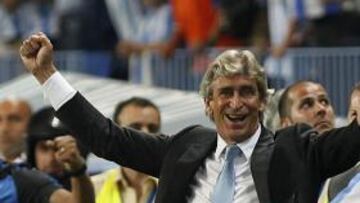 <b>EL INGENIERO SUMA Y SIGUE. </b>Manuel Pellegrini celebra eufórico uno de los triunfos conseguidos como entrenador del Málaga.