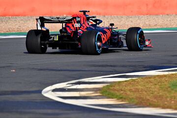 Los pilotos de Red Bull, Verstappen y Gasly, ya han disfrutado del nuevo monoplaza RB15 en el circuito inglés de Silverstone en Northampton.