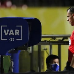 Dos españoles proponen a la FIFA el VAR del futuro