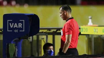 Dos españoles proponen a la FIFA el VAR del futuro