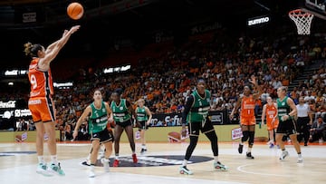 Queralt Casas lanza a canasta en el Valencia Basket-Joventut.