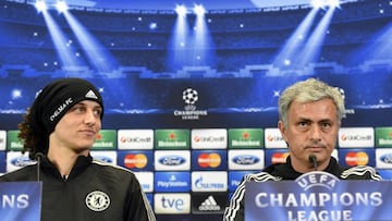 David Luiz y Jos&eacute; Mourinho, durante su etapa juntos en el Chelsea.