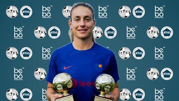 Alexia posa con los dos premios de mejor 'playmaker', 2021 y 2022, de la IFFHS.