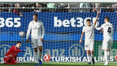 Ramos, Varane y Ceballos, discuten tras la jugada del 1-0 del Eibar. 