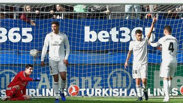 Ramos, Varane y Ceballos, discuten tras la jugada del 1-0 del Eibar. 