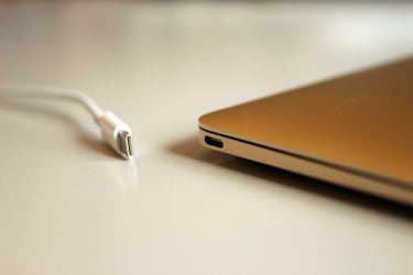 Adiós a tener varios cargadores en casa: la UE aprueba el único tipo de USB que tendrá tu teléfono a partir de 2025