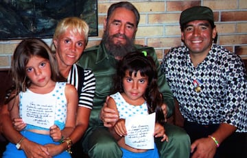  Diego Maradona, su esposa Claudia Villafane y sus dos hijas, posan con Fidel Castro, durante una visita al Palacio de la Revolución.