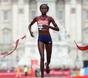 Kosgei rebaja su récord mundial de medio maratón en un minuto