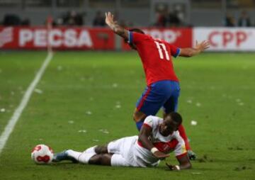 LIM24. LIMA (PERÚ), 13/10/2015.- El futbolista peruano Luis Advíncula (abajo) disputa el balón con el chileno Mark González (arriba) hoy, martes 13 de octubre de 2015, durante un partido entre Chile y Perú por las eliminatorias al mundial de fútbol Rusia 2018, en el Estadio Nacional de Lima (Perú). EFE/Ernesto Arias