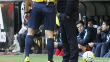 Gary Neville y el árbitro Gil Manzano se encaran durante el Valencia-Athletic.