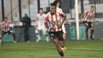 Sebastián Rincón festeja su gol en Argentina con dedicación a su padre Freddy Rincón