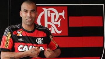 El jugador brasileño juega con el Flamengo de Brasil. Su salario llega a los 1.58 millones de dólares al año, según Forbes. 