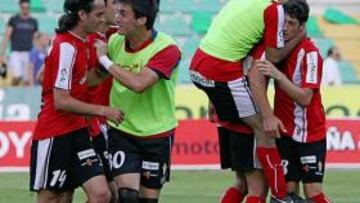 <b>COGE AIRE. </b>Los jugadores del Murcia celebran el triunfo conseguido ayer en el Martínez Valero.