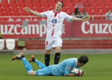 El delantero francés del Sevilla Kevin Gameiro se lamenta ante el portero griego del Granada Orestis Karnezis.