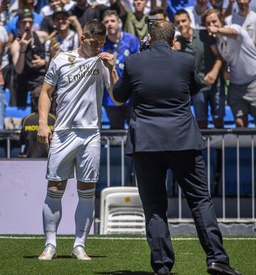 El jugador Serbio Jovic durante su presentación. 