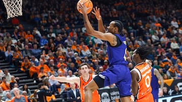 VALENCIA, 09/02/2025.- Kevin Gunter, del FC Barcelona, entra a canasta ante Brancou Badio, del Valencia Basquet, durante el partido de baloncesto correspondiente a la jornada 20 de la Liga Endesa disputado este domingo en el pabellón de la Fuente de San Luis. EFE/Miguel Ángel Polo