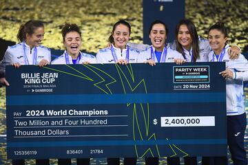 Team Italy players pose with a cheque during the awards ceremony after Italy won the Billie Jean King Cup Finals at the Palacio de Deportes Jose Maria Martin Carpena arena in Malaga, southern Spain, on November 20, 2024. (Photo by Jorge GUERRERO / AFP)