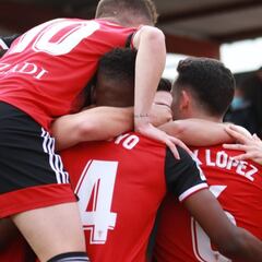 El Mirandés sonríe al compás de Camello y 'Roro' Riquelme