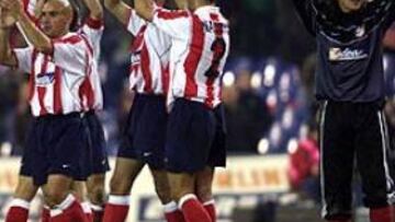 FINAL FELIZ. Burgos, Movilla, Nagore e Hibic, aplauden a la afición por la victoria ante el Racing que les permite acabar el año como líderes.