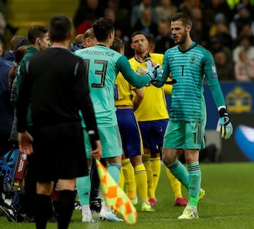 David de Gea abandonando el terreno de juego lesionado en el minuto 60. Fue sustituido por Kepa Arrizabalaga.