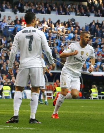 MADRID, 05/12/2015.- El delantero francés del Real Madrid Karim Benzema (d) celebra el segundo gol de su equipo ante el Getafe durante el partido de la decimocuarta jornada de liga en Primera División que se disputa esta tarde en el estadio Santiago Bernabéu. EFE/J.P.Gandul