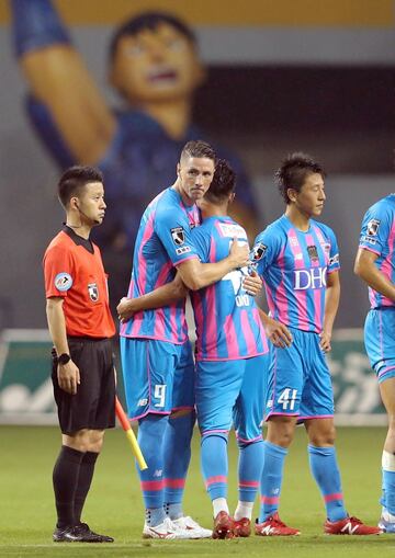 El jugador del Sagan Tosu Fernando Torres abraza a uno de sus compa?eros del club japon¨¦s.