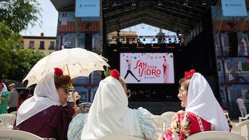 Varias mujeres vestidas de chulapas en Las Vistillas, a 12 de mayo de 2024, en Madrid (España). Las fiestas de San Isidro se celebran a mediados de mayo en la ciudad de Madrid en honor a su patrón, cuya festividad es el día 15 de mayo. Las fiestas comienzan con el tradicional pregón y pasacalles de Gigantes y Cabezudos.
12 MAYO 2024;FIESTAS;PATRONALES;PATRÓN;SAN ISIDRO;MAYO;FESTIVIDAD
Jesús Hellín   / Europa Press
12/05/2024