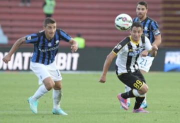 Carlos Carmona pelea la pelota con Iván Rodrigo Piris. 2-0 perdió Atalanta ante Udinese.