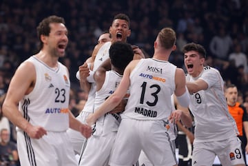 Los jugadores del Madrid celebran con Tavares su canasta ganadora.