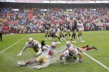 Los defensas Arik Armstead, DeForrest Buckner, Kwon Alexander y Nick Bosa se deslizan en la hierba encharcada del FedExField de Washington, donde los San Francisco 49ers lograron su sexta victoria en seis partidos esta temporada en la NFL. El histórico campeón de cinco Super Bowls no lograba un arranque similar desde 1990.