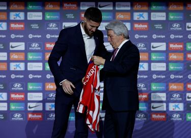 El nuevo jugador del Atlético de Madrid recibe su nueva camiseta en manos de Enrique Cerezo Torres, presidente del Club Atlético de Madrid.