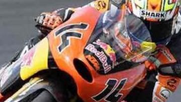 <b>POLÉMICA</b> Cuando todo apuntaba a la victoria del jefe de filas de KTM, Mika Kallio, Talmacsi se ha permitido el lujo de adelantarle en la última recta.