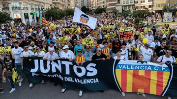 GRAFCVA4094. VALENCIA, 17/06/2023.-Manifestación por las calles de valencia convocada por Libertad VCF, grupo de oposición al máximo accionista del Valencia CF, Peter Lim, para pedir la salida del club del empresario.EFE/ Biel Aliño