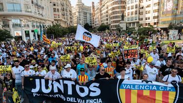 Manifestación por las calles de valencia convocada por Libertad VCF, grupo de oposición al máximo accionista del Valencia CF, Peter Lim, para pedir la salida del club del empresario.