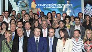 <b>FOTO DE FAMILIA.</B> El director general de RTVE, José Antonio Sánchez, presidió la presentación de ayer.