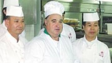 <b>DELICIAS. </b>Arbizu cocina para los jugadores de la Selección.