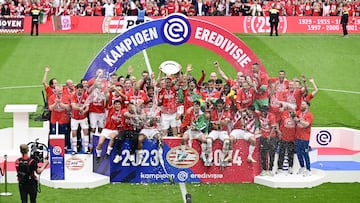 Eindhoven (Netherlands), 05/05/2024.- PSV Eindhoven players celebrate with the Eredivisie trophy after winning the Dutch Eredivisie soccer match between PSV Eindhoven and Sparta Rotterdam at the Phillips stadium in Eindhoven, Netherlands, 05 May 2024. PSV Eindhoven clinched the 25th Eredivisie title with a 4-2 win over Sparta Rotterdam. (Países Bajos; Holanda) EFE/EPA/OLAF KRAAK
