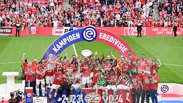 Eindhoven (Netherlands), 05/05/2024.- PSV Eindhoven players celebrate with the Eredivisie trophy after winning the Dutch Eredivisie soccer match between PSV Eindhoven and Sparta Rotterdam at the Phillips stadium in Eindhoven, Netherlands, 05 May 2024. PSV Eindhoven clinched the 25th Eredivisie title with a 4-2 win over Sparta Rotterdam. (Países Bajos; Holanda) EFE/EPA/OLAF KRAAK
