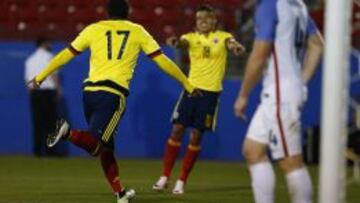 Roger Martínez y Andrés Roa en la celebración del primer gol colombiano.