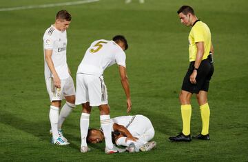 Casemiro, Varane, Kroos y el árbitro Rodríguez Carpallo que sustituyo a Gil Manzano tras lesionarse en el primer tiempo.  