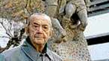 Un auténtico mito. Juan Acuña posó para AS hace año y medio junto a la estatua que le dedicó la ciudad al lado del estadio de Riazor.