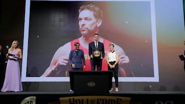Pau Gasol posa con el galard車n junto a Vicente Jim谷nez, director de Diario As y Elisa Aguilar, presidenta de la Federaci車n Espa?ola de Baloncesto. Mito en los Lakers, gana dos anillos NBA con el conjunto angelino. N迆mero 3 del draft 2001, integrante de los J迆nior de Oro, consigue once medallas con Espa?a. Oro en el Mundial de Jap車n 2006 y Eurobasket de 2009, 2011 y 2015, adem芍s de ser MVP en 2006 y 2015. Con el Barcelona grana tres ligas (1999, 2001 y 2021) y la Copa en 2001.