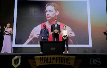 Pau Gasol posa con el galardón junto a Vicente Jiménez, director de Diario As y Elisa Aguilar, presidenta de la Federación Española de Baloncesto. Mito en los Lakers, gana dos anillos NBA con el conjunto angelino. Número 3 del draft 2001, integrante de los Júnior de Oro, consigue once medallas con España. Oro en el Mundial de Japón 2006 y Eurobasket de 2009, 2011 y 2015, además de ser MVP en 2006 y 2015. Con el Barcelona grana tres ligas (1999, 2001 y 2021) y la Copa en 2001.