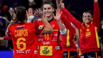 Eli Ces&aacute;reo y Carmen Campos chocan las manos durante un partido de las Guerreras de Espa&ntilde;a en el Mundial de Balonmano Femenino.