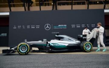 Lewis Hamilton y Nico Rosberg durante la presentación hoy en Montmeló (Barcelona) del nuevo híbrido W07 con el que la escudería pretende defender su liderazgo.