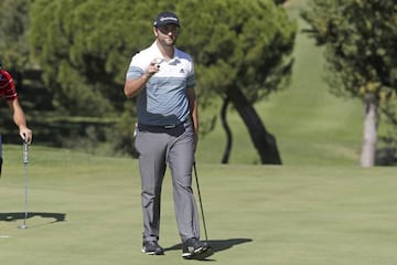 Rahm hace un gesto al público tras embocar un putt de birdie.