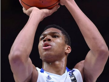 El MVP de la NBA es un gigante, un jugador único que es capaz de dominar cada centímetro de una cancha de baloncesto gracias a un físico espectacular que le permite jugar en cualquier posición: puede dirigir al equipo como base o amedrentar a sus rivales 