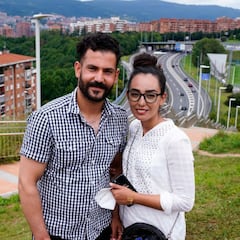 Bayat y su marido llegan a Bilbao y les recibe el Bidaideak
