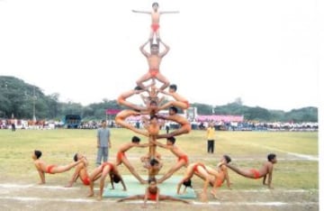 Mallakhamba es un deporte tradicional indio en el que el gimnasta realiza ejercicios, acrobacias, equilibrios... y todo sin bajarse de un poste de madera. 